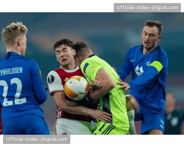 突发伤病:奥格斯堡中场恩格斯无对抗下倒地,被担架抬离场 突发伤病:奥格斯堡中场恩格斯无对抗下倒地,被担架抬离场